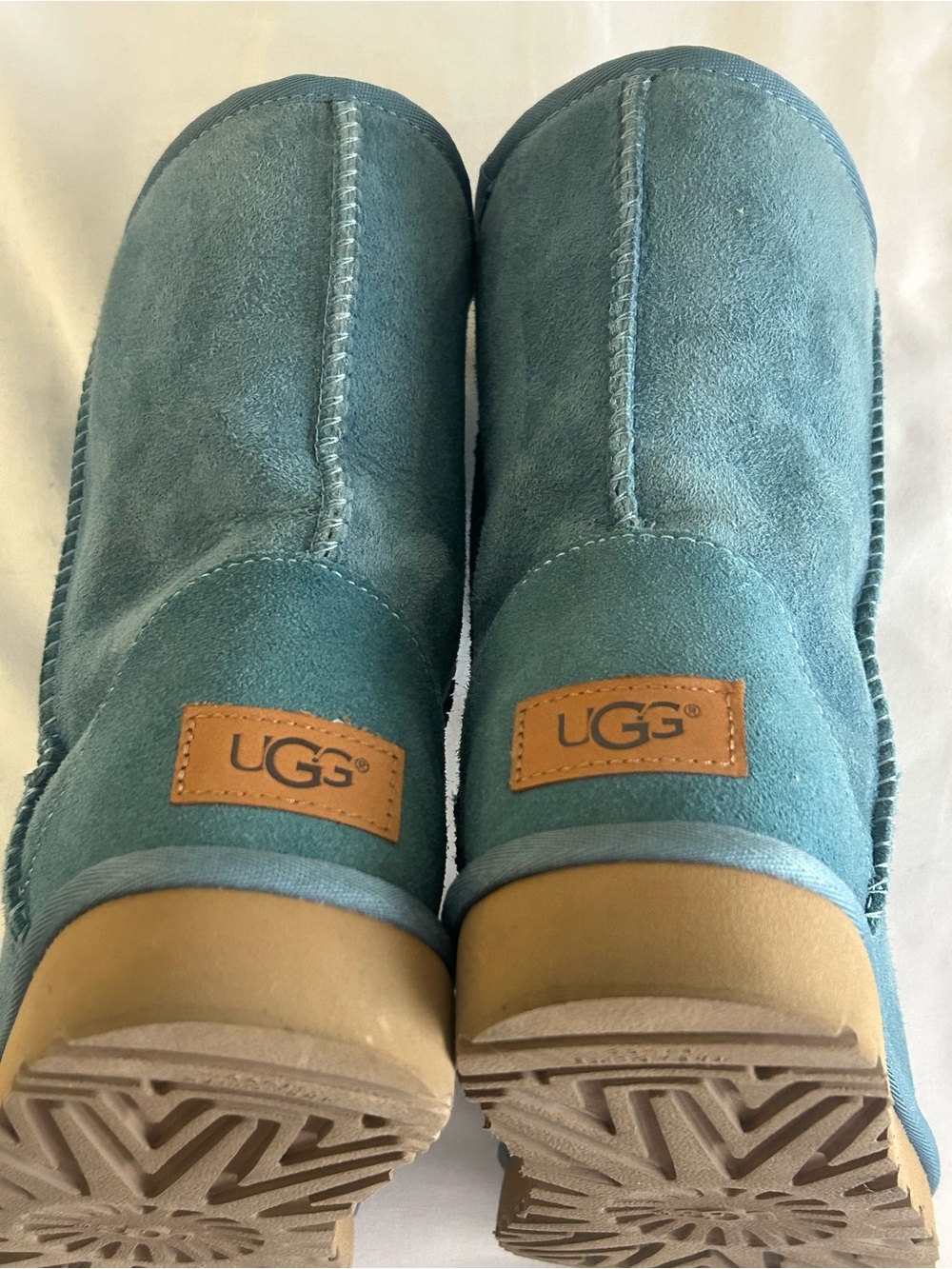UGG Classic Short Boot - Picture 3 of 6